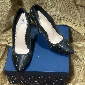 Black and Gold size 9 Madison (Shoe Dazzle) pumps